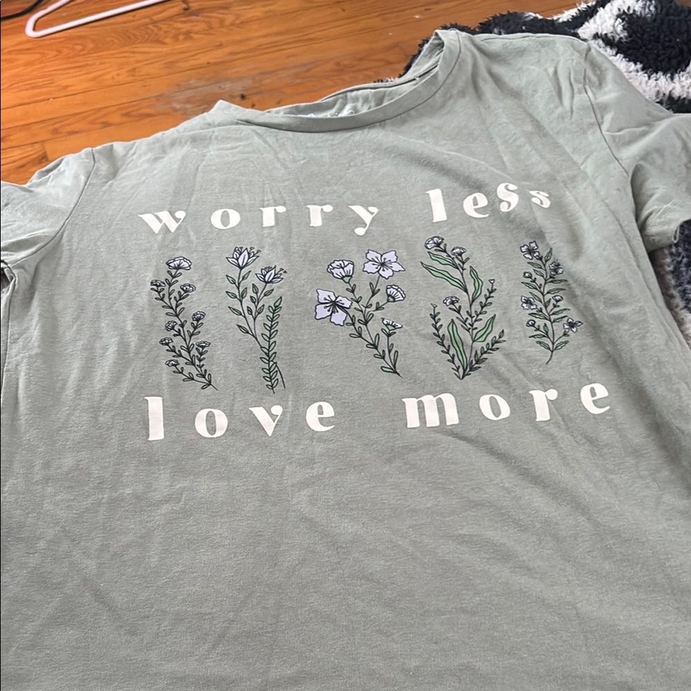 Kohl's Gray Graphic T-Shirt with Botanical Design